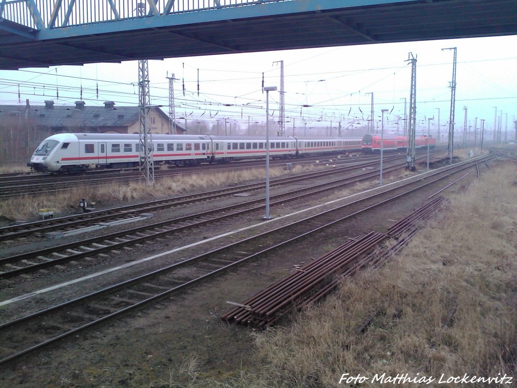 InterCity mit der 101 081-8 & RE5 mit der BR 112 in Stralsund Hbf (H�he Lokschuppen 2+3) am 11.4.13