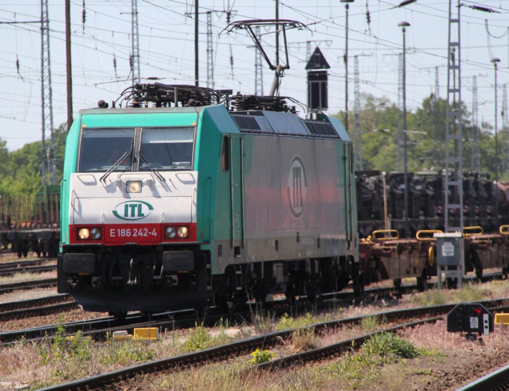 ITL 186 242-4 bei der Ausfahrt im Bahnhof Stendal am 26.05.2012