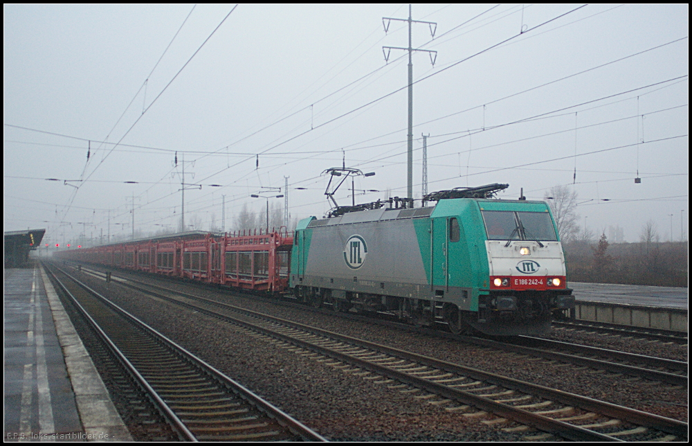 ITL E 186 242 kommt am nebligen 20.12.2012 mit leeren Autotransportwagen durch Berlin Sch�nefeld Flughafen.