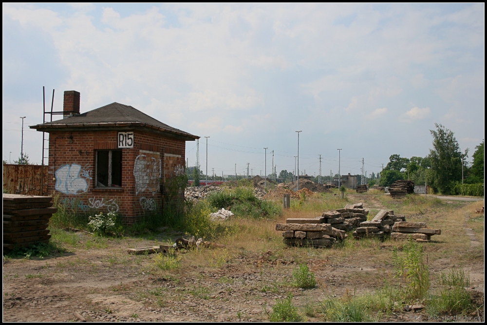 Jetzt sind auch die Gleise Geschichte am Weichenw�rterh�uschen R15. Hier wurden bei Veranstaltungen des Betriebswerks F�hrerstandmitfahrten gefahren (gesehen Cottbus 30.06.2010)