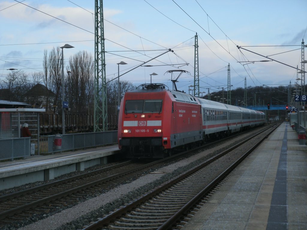 Kalt und St�rmisch war es am 10.Dezember 2011 als ich 101 105 bei der Einfahrt in Bergen/R�gen festhielt.Durch den starken Wind konnte ich die Kamera kaum gerade halten.