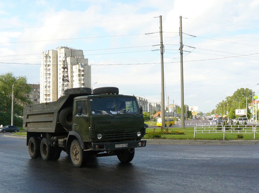 KAMAZ Kiper Vul. Bohdana Khmel'nyts'koho Lviv, Ukraine 01-06-2012.

KAMAZ kiepwagen op de rotonde bij autobusstation nummer 2 Vul. Bohdana Khmel'nyts'koho Lviv, Oekraine 01-06-2012.