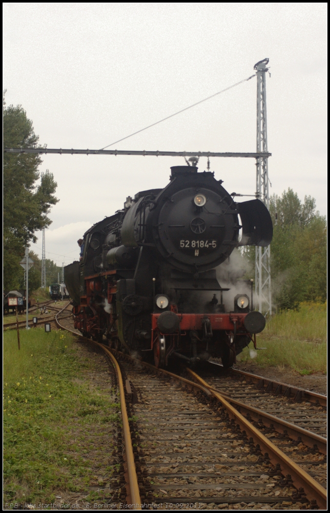 Kinder und Erwachsene erfreuten sich an Fhrerstandmitfahrten auf der 52 8184-5 (gesehen 10.09.2011 beim 8. Berliner Eisenbahnfest Bw Schneweide, Eigentmer Traditionsbetriebswerk Stafurt, ex 52 3722)