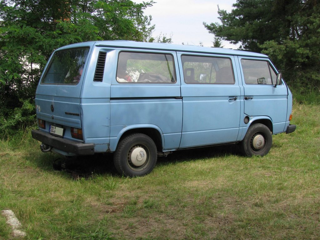 Kleinbus VW T 3 aus dem Landkreis Stendal (SDL) fotografiert beim 13. Perleberger Oldtimer- und Milit�rfahrzeugtreffen, Flugplatz Perleberg [10.07.2011]
