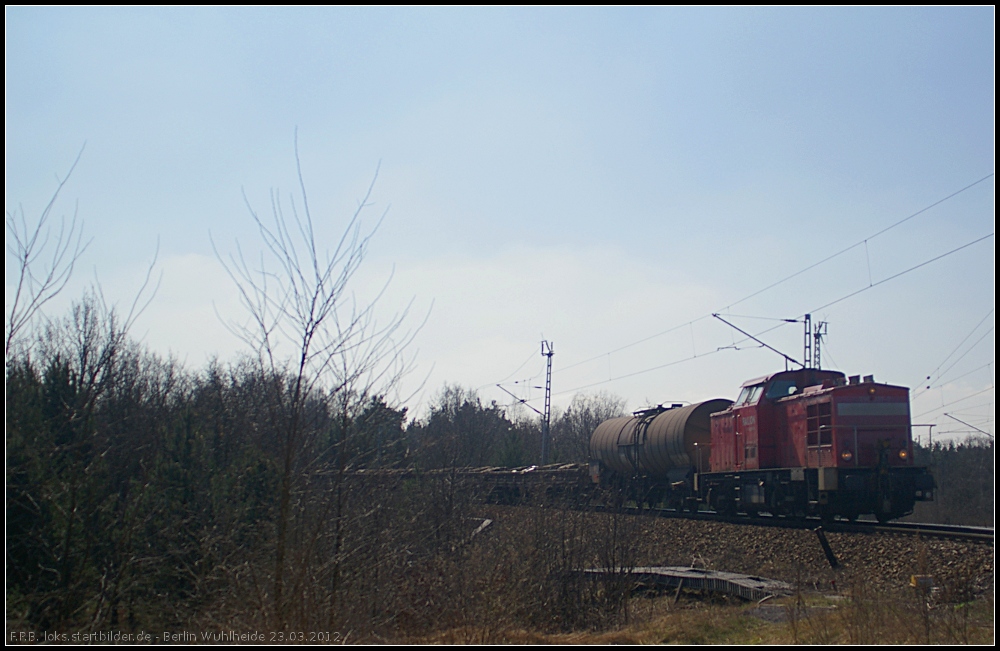 Leider aus dem Gegenlicht kommt DB Schenker 298 337-7 mit Kessel- und Niederbordwagen (gesehen Berlin Wuhlheide 23.03.2012)