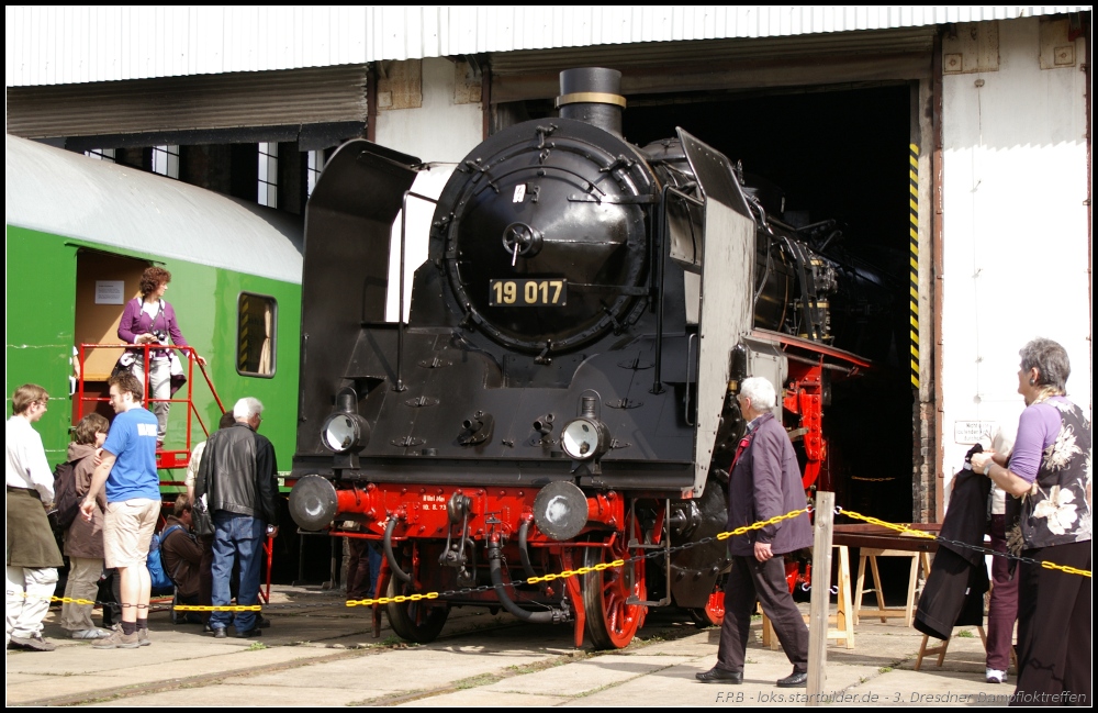 Leider hatte man 19 017 nur mit der Nase aus dem Schuppen schauen lassen. Insgesamt wurden 23 dieser Loks fr die Strecke Grlitz-Hof konzipiert (gesehen 3. Dresdner Dampfloktreffen Dresden-Altstadt 02.04.2011)