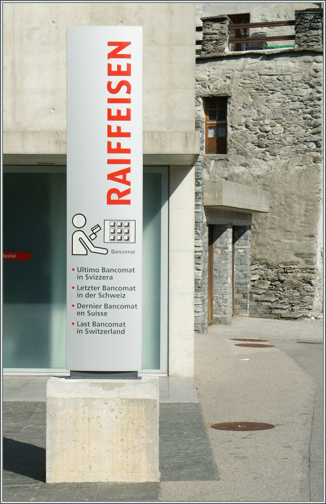  Letzter Bancomat in der Schweiz  - keine Angst, so schlimm steht es um den Finanzplatz Schweiz nicht ,denn der Hinweis ist geographisch und nicht zeitlich gemeint: Wer also Richtung Centovalli nach Italien f�hrt, der kann hier nochmals frische Schweizer Franken tanken...
