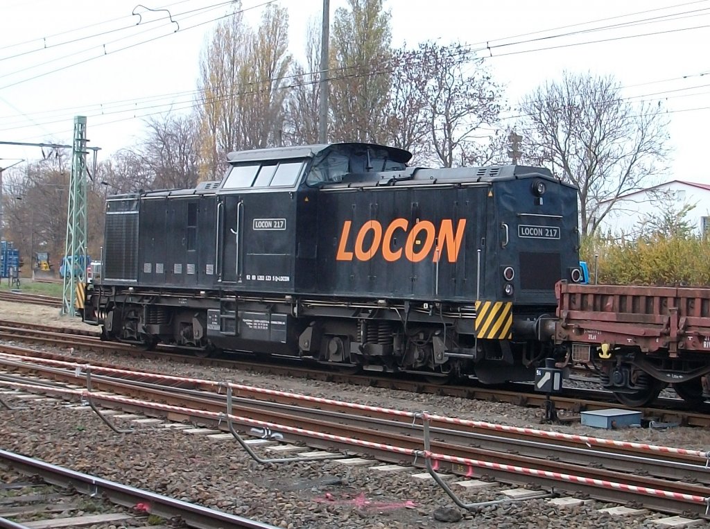 Locon-217 unterwegs am 08.November 2010 auf dem Bahnhof Bergen/Rgen. 