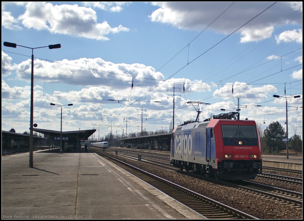 LOCON 482 040, angemietet von SBB Cargo, solo am 07.04.2013 in Berlin Sch�nefeld Flughafen