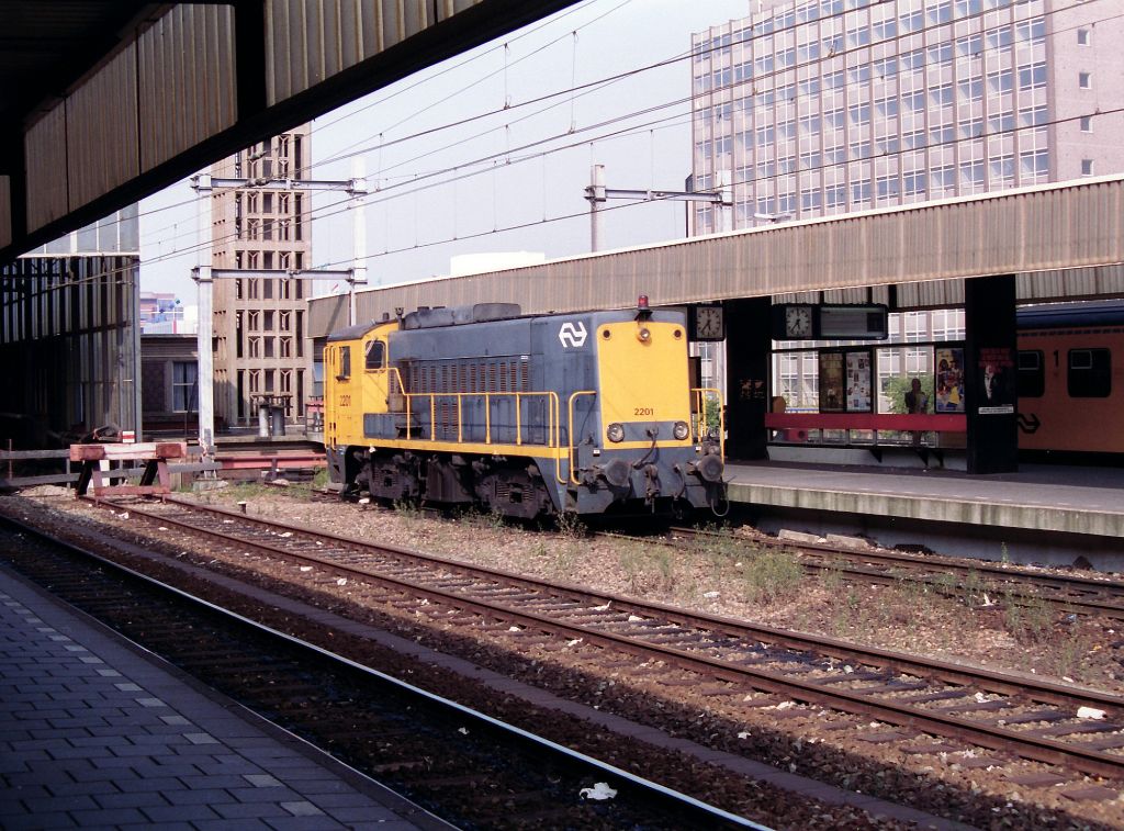 Lok 2201 Gleis 2 Leiden 29-07-1992.