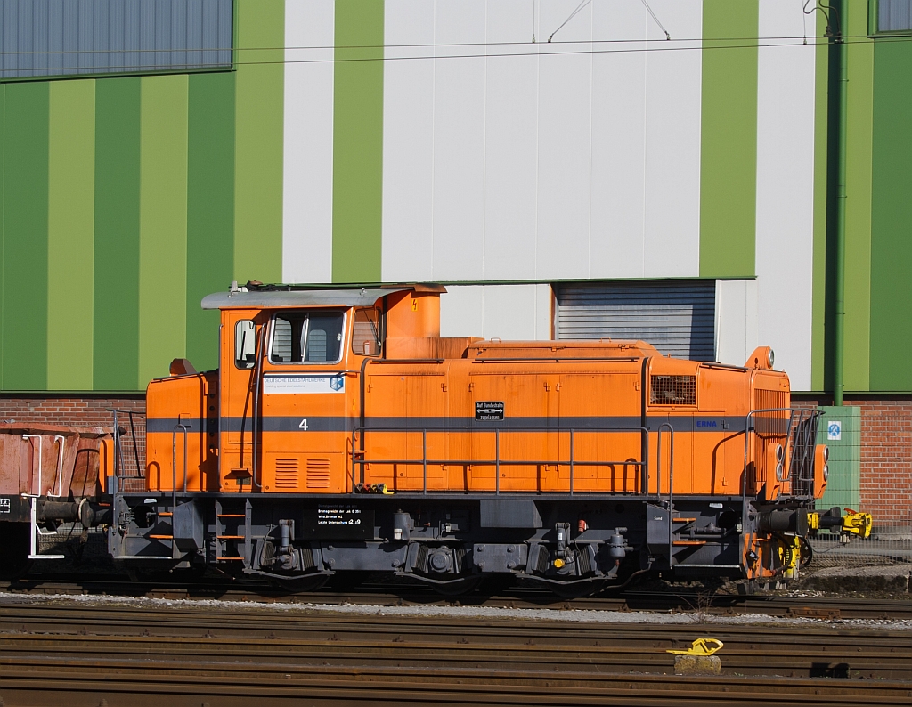 Lok 4 (ERNA) der Deutschen Edelstahlwerke (DEW), zuvor Edelstahlwerke Sdwestfalen schiebt beladene Wagen auf den Werksgleisen am 19.03.2011 in Siegen-Geisweid. Die Lok ist eine Mak G 500 C , Baujahr 1975, Fabr.-Nr. 500072 , Bauart C-dh . 