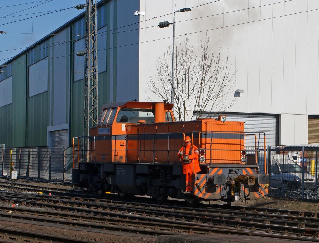 Lok 7 der Deutschen Edelstahlwerke(DEW), zuvor Edelstahlwerke Sdwestfalen fhrt am 11.02.2011 DB Gleis zurck aufs Werksgelnde in Siegen-Geisweid. Die Lok ist eine Mak G 1203 BB, Baujahr 1986, Fabr.-Nr. 1000808. Die Lokfhrer fahren fast ausschlielich mit dem  Bauchladen , da sie alle arbeiten rangieren, kuppeln, Weiche stellen, etc selbst machen mssen. Und das bei der Klte an dem Tag. Eine freundlichen Gru an den Lokfhrer zurck.