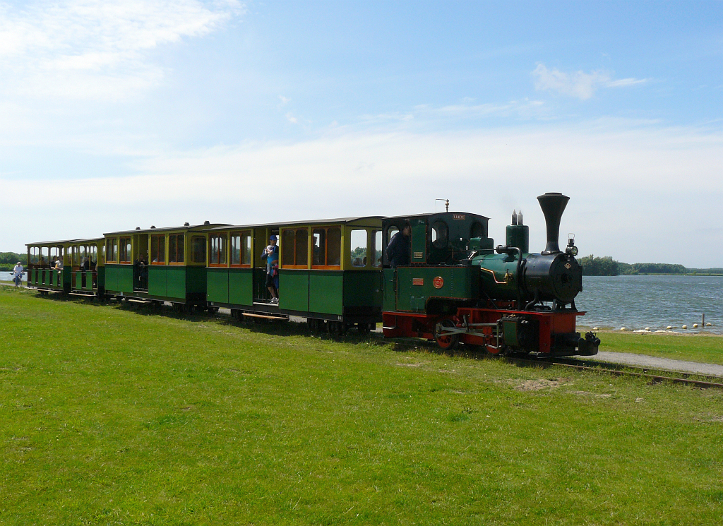 Lok Nummer 4 mit Wagen. Schmalspurmuseum Valkenburg ZH (Bei Leiden), Niederlande 10-07-2011.