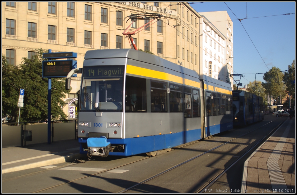 LVB 1301, Typ NGT6W Leoliner, auf der Linie 14 nach Plagwitz unterwegs. Der Leoliner wurde von der Leipziger Fahrzeugbau GmbH entwickelt und gebaut (gesehen Leipzig Hbf 15.10.2011)