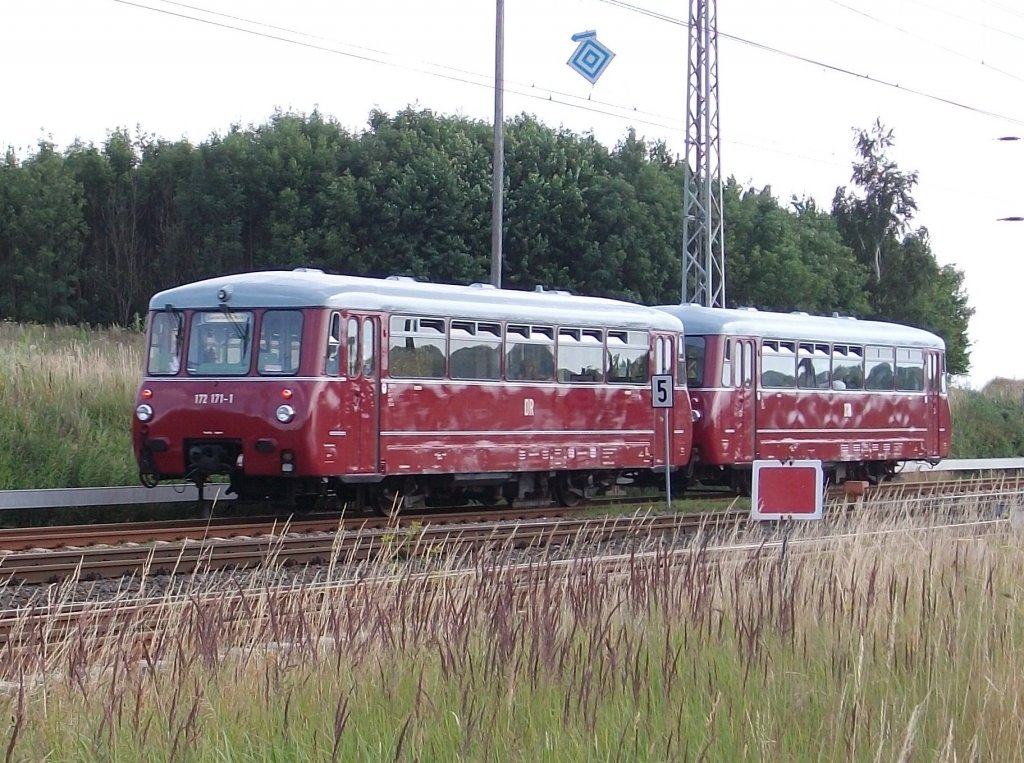 LVT 172 132 und 172 171 beschleunigen am 23.Juli 2010 nach der Ausfahrt aus Bergen/Rgen auf 50 km/h.