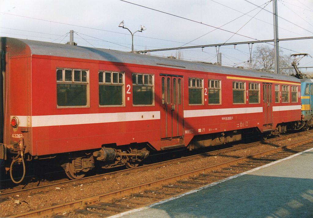 M2 Personenwagen AB mit nummer 50 88 82 48 660-2 der NMBS in Dendermonde Belgien 01-02-1994. Bild und scan: Hans van der Sluis. 


NMBS AB rijtuig type M2 met nummer 50 88 39 38 663-0 Dendermonde 08-02-1994. Scan van foto.