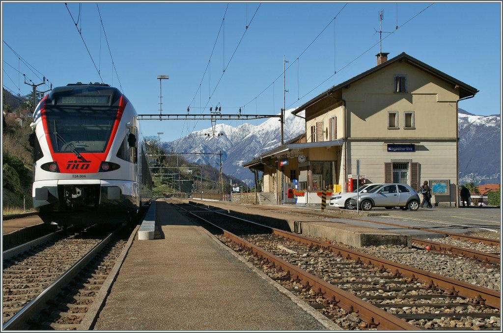 Maganino Vira, eine Station, wie man sie vor zwanzig, dreissig Jahren Land auf Land ab antraff: keine schienenfreie Zugänge zum Zug, ein Fahrdienstleiter vor Ort, Güterschuppen und Güterrampe, und sogar eine Antenne auf dem Dach des Bahnhofs.
Heute ist so etwas eine grosse Ausnahme (und auch der Güterschuppen und Rampe werden nicht mehr nicht mehr genutzt)
21.03.2013