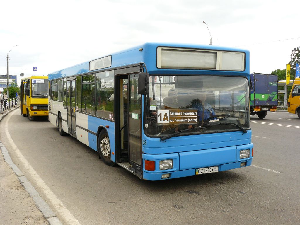 MAN bus NL 202. Vul. Bohdana Khmel'nyts'koho, Lviv, Ukraine 25-05-2012.