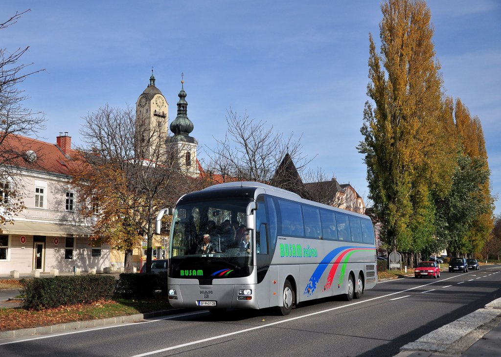 MAN LIONs COACH von BUSAM Reisen aus Nieder�sterreich im Oktober 2012 in Krems unterwegs.