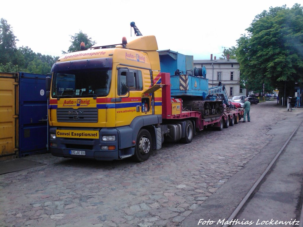 MAN mit einem Tieflader und als Gep�ck einen Kohlekran in Putbus am 10.7.13