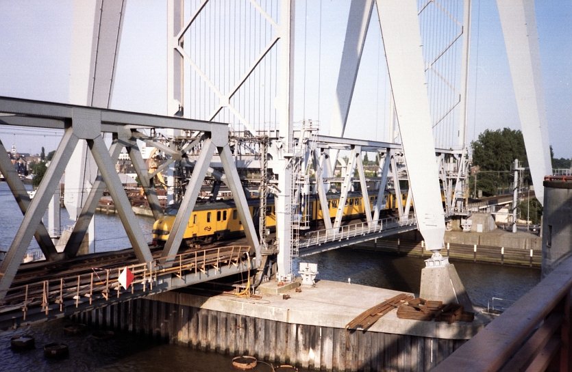 Mat 54 Hondenkop als Intercity in Richtung Rotterdam. Eisenbahnbrcke in Dordrecht 1988.