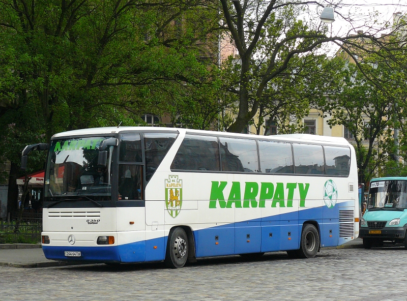 MB O350 Tourismo des FC Karpaten Fussbal team. Lviv, Ukraine 20-05-2010.