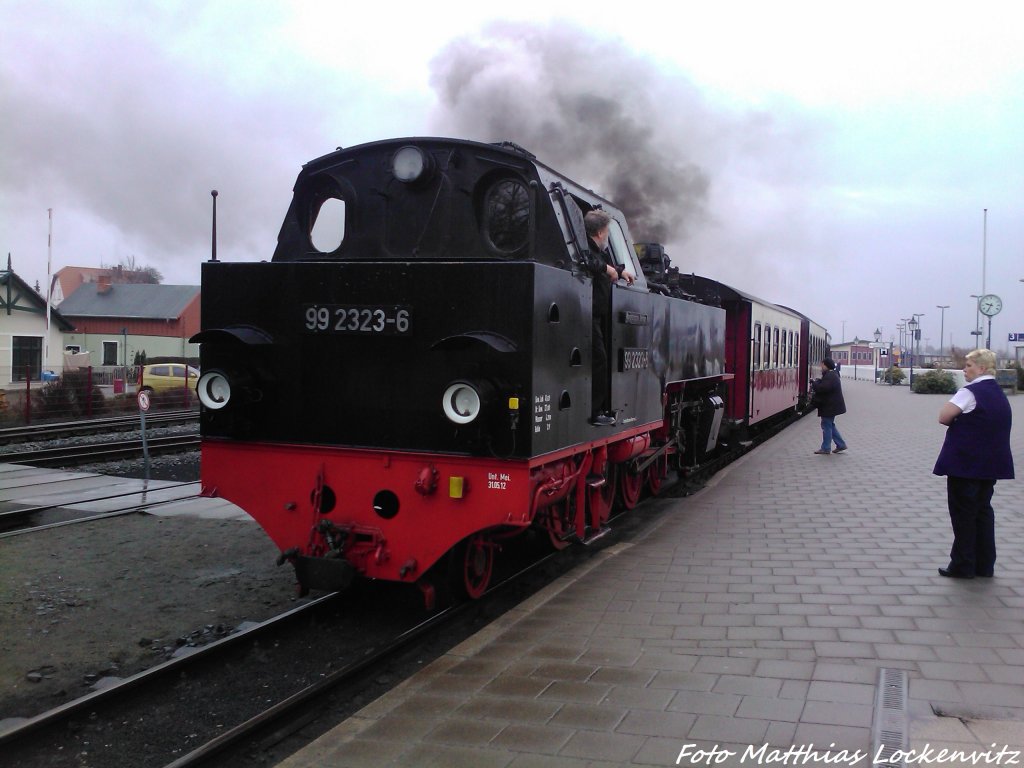 Mecklenburgische Bderbahn  Molli  99 2323-6 kurz vor der Abfahrt nach Khlungsborn im Bahnhof Bad Doberan am 13.4.13