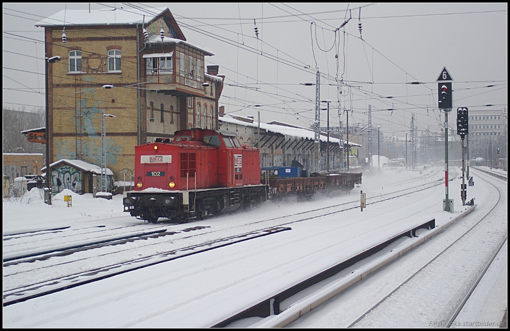 MEG 102 / 204 761-1 war am 29.12.2010 mit dem  Achsenzug  unterwegs, doch diesmal waren keine Achsen auf den beiden Niderbordwagen auszumachen. So ging es mit reichlich Tempo an den staunenden Fotografen am S-Bahnhof Berlin Greifswalder Strae vorbei.