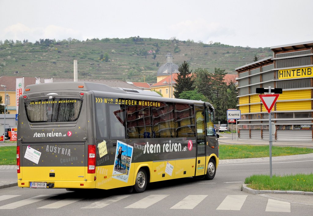 MERCEDES BENZ O 818 von STERN Reisen aus Ober�sterreich am 27.4.2013 in Krems an der Donau.