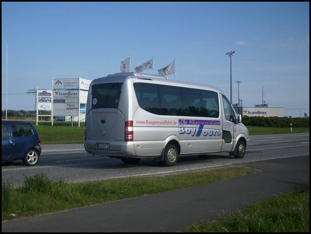 Mercedes Sprinter von BoyTours aus Deutschland in Mukran.