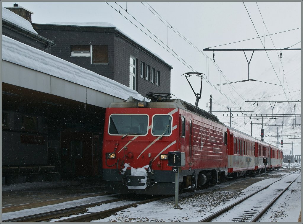 MGB HGe 4/4 mit einem Regionalzug nach Diesentis wartet in Andermatt auf die Abfahrt. 
Leider konnte ich diese Aufnahme ohne das etwas st�rende Weichensignal nicht machen, da ich nur ein paar Minuten Aufenthalt in Andermatt hatte.
15. M�rz 2013