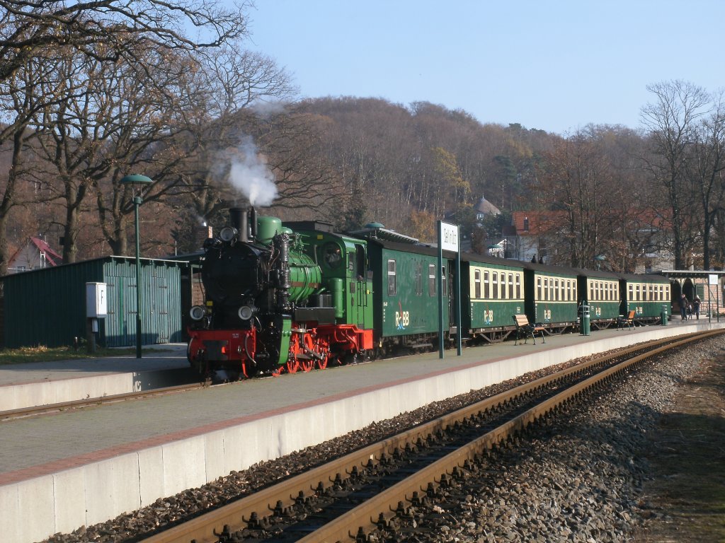 Mh53,am 12.November 2011,auf der Rckfahrt von Ghren nach Putbus beim Halt in Sellin Ost.