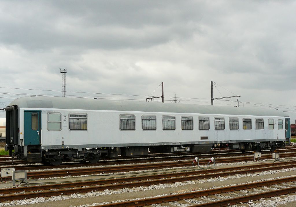 Militr Liege- und Begleiterwagen type Bcmkh 240 Nummer 63 80 99-40 124-9 aus Deutschland. Hafen Antwerpen 22-06-2012.

Duitse militaire lig- en begeleidingsrijtuig type Bcmkh 240 met nummer 63 80 99-40 124-9 bundel N rangeerterrein Antwerpen-Noord vrijdag 22-06-2012.