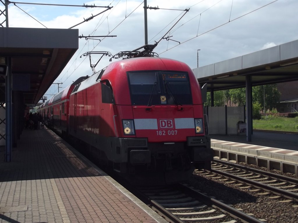 Mit abstehenden Ohren wartet die 182 007 mit dem RE 18121 in Burg auf die Weiterfahrt nach Eisenh�ttenstadt . (27.05.2013)