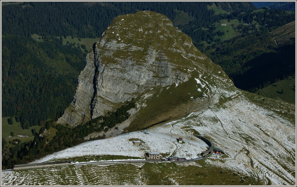Mit dem Namengebenden Berg (Rochers-de-Naye, 2.042 m.ü.M.) erreicht der R 3359 die Station Jaman.(12.10.2011)