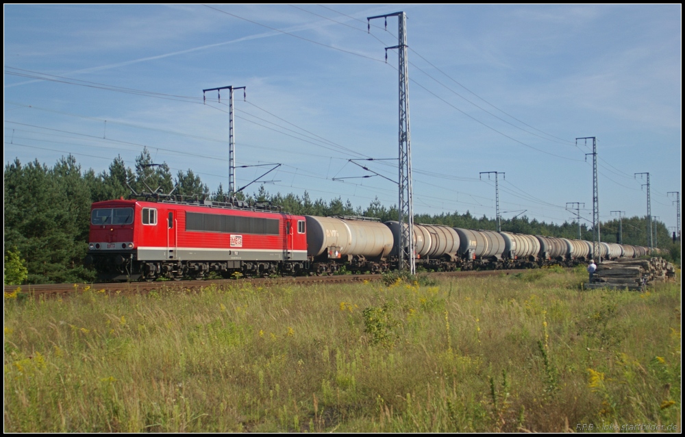 Mit einem Kesselzug ist MEG 702 am 20.08.2011 in der Berliner Wuhlheide unterwegs nach Stendel (NVR-Nummer 91 80 6155 179-5 D-MEG, LEW 1982/17869, ex DR 155 179)