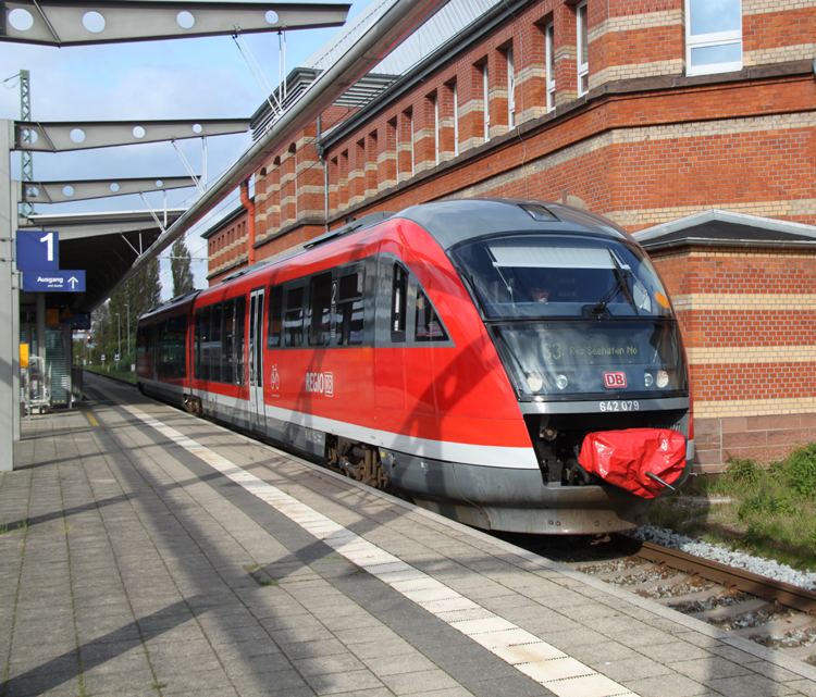 mit schicken LED´s ist 642 079-7 als S3 von Rostock Hbf nach Rostock-Seehafen/Nord unterwegs,hier bei der Ausfahrt im Rostocker Hbf.19.10.2011