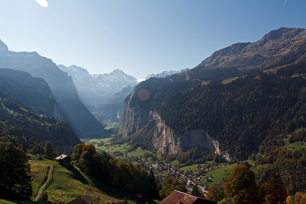 Mit der WAB, der l�ngsten Zahnradbahn der Weld, am 02.10.2011 auf dem Weg zur Kleinen Scheidegg, hier nochmal ein Blick auf Lauterbrunnen.