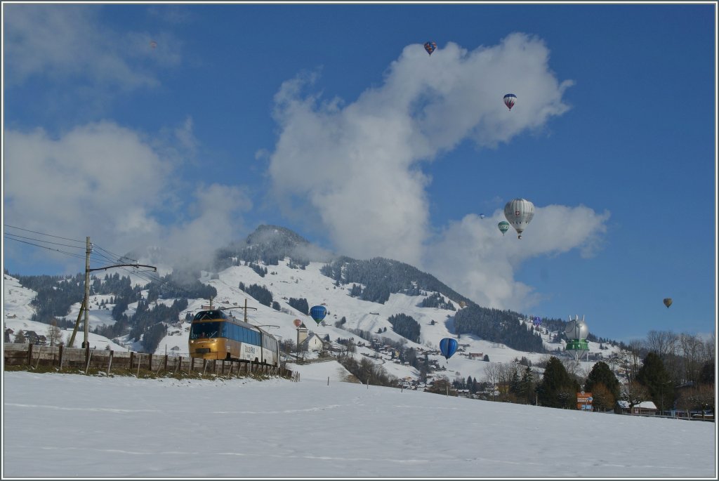 MOB Panoramic-Express unter dem Ballondekorierten Himmel von Châteeu d'Oex.
28. Jan. 2013