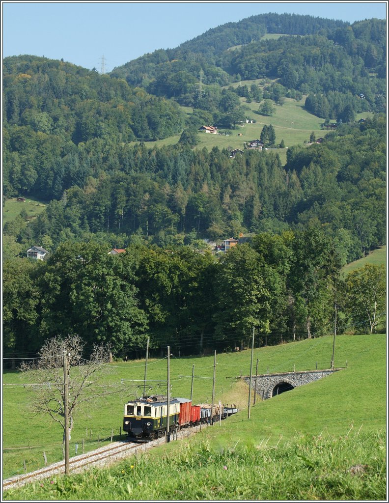 MOB'stalgie: Der (ex MOB) FZe 6/6 2002 kurz vor Cornaux.
9.9.12