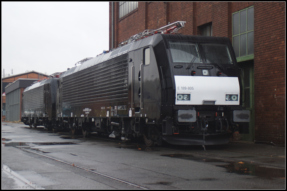 MRCE E 189 805 steht am 26.11.2011 mit neuem Lack geparkt in Berlin-Reinickendorf (NVR-Nummer 91 80 6189 805-5 D-PCW, Class 189-VH, UIC: DE, AT und PL, fotografiert von �ffentlichen Gel�nde)