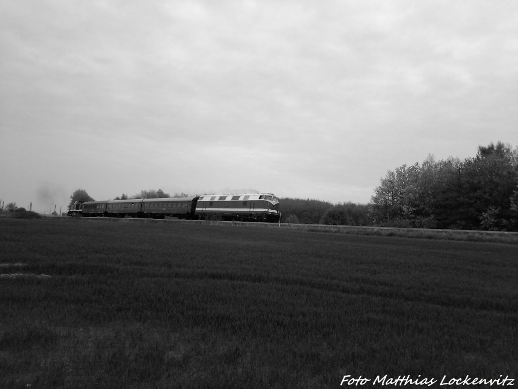 MTEG 118 770-7 mit Bghw Wagen und als Schlusslicht die 112 565-7 (DB 202 565-8) unterwegs nach Lauterbahc Mole / Hier kurz hinter Bergen auf R�gen am 11.5.13