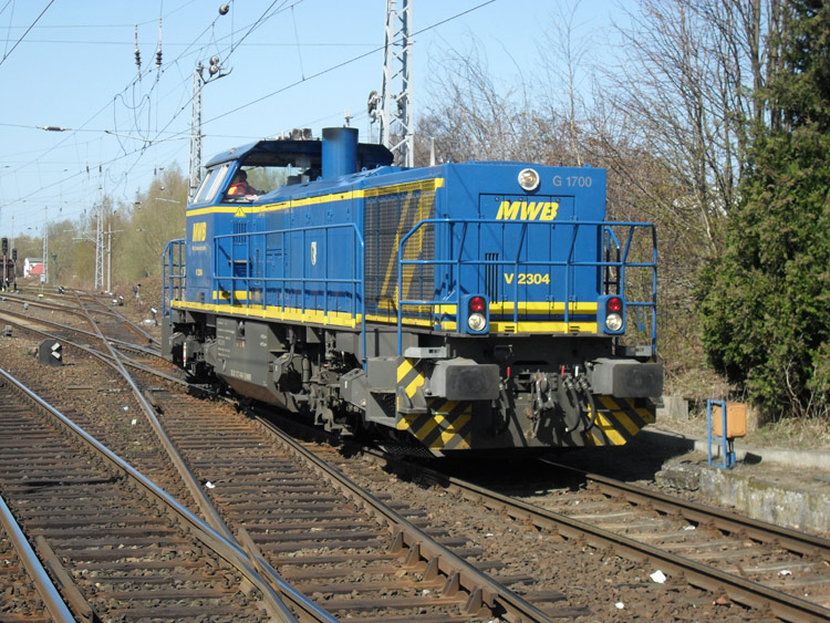 MWB-LOK V2304 beim Rangieren im Bahnhof Rostock-Bramow Sie fuhr wenig spter Richtung Poppendorf raus.(16.04.10)