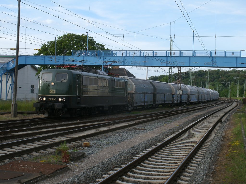Nach 151 170 nun auch die Zweite SRI 151er bekommen.Diesmal war es die Grne 151 124-5 die den Kreidezug,am 17.Juni 2013,nach Bergen/Rgen brachte.