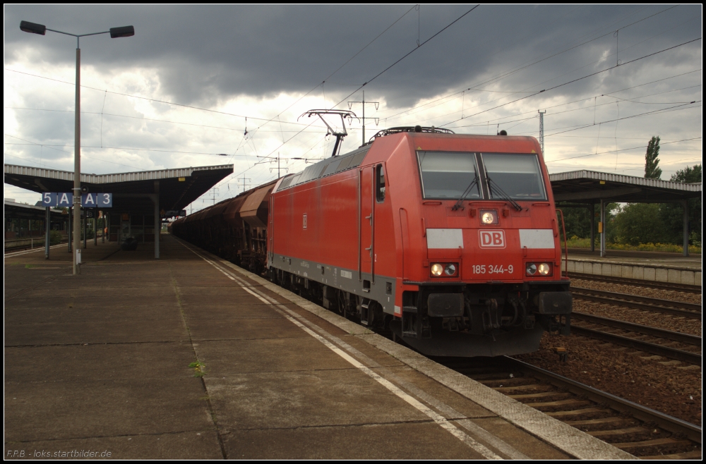 Nach dem Tf-Wechsel geht es für DB 185 344-9 mit Schüttgut Richtung Grünauer Kreuz weiter (gesehen Berlin Schönefeld Flughafen 29.08.2011)