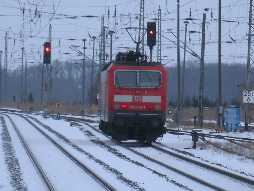 Nach einen Sprint konnte ich 143 843-1 noch am Ausfahrsignal E in Bergen/Rgen,am 17.Januar 2013,fotografieren.