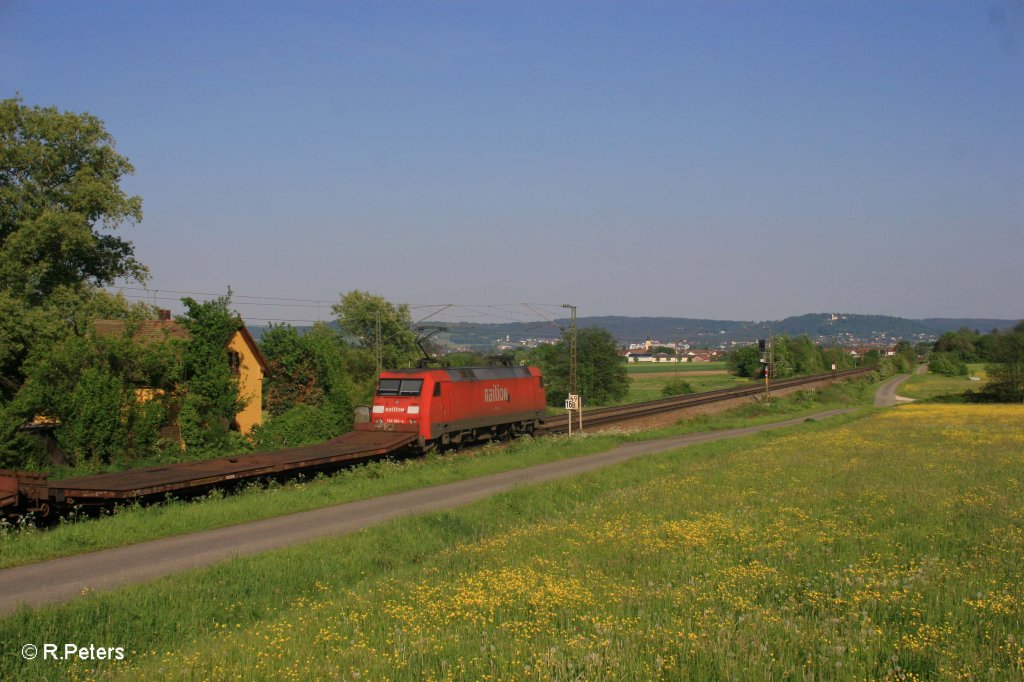 Nachschuss von 152 063-4 mit leere Transportwagen bei Plling. 13.05.11