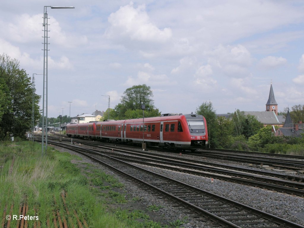 Nachschuss von 612 593 als RE 3457/3793 nach Dresden in Marktredwitz. 22.05.10