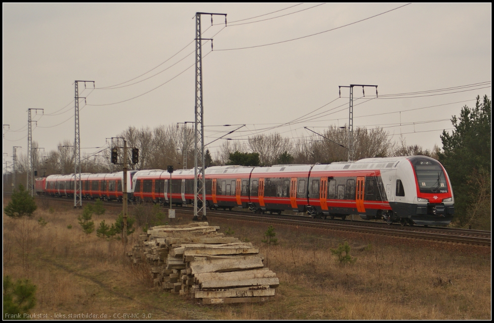 Nachschuss auf die �berf�hrung von NSB 75114 und NSB 75115 (Stadler FLIRT, NSB Type 75) am 17.04.2013 in der Berliner Wuhlheide. Gezogen wurden die beiden Triebz�ge von DB 145 003.