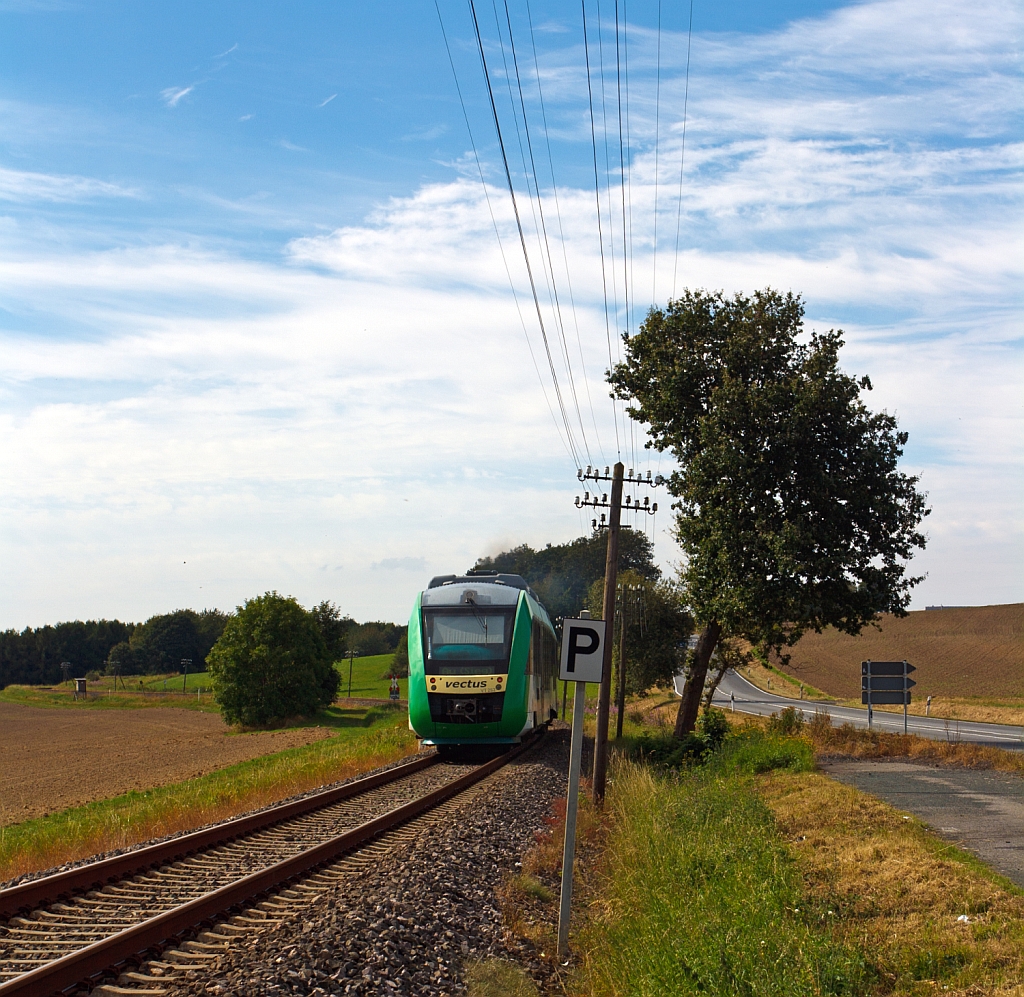 Nachschuss - VT 262 der vectus (95 80 0648 662-4 D-VCT) ein LINT 41 fhrt am 02.09.2012 ber den Hohen Westerwald, hier bei Hachenburg  in Richtung Hattert. Die Masten sind hier so schief, denn wer kennt das Lied nicht: „ber deine Hhen pfeift der Wind so kalt  . Er fhrt die Oberwesterwald-Strecke (KBS 461) als RB 28: Limburg/Lahn-Westerburg-Hachenburg-Altenkirchen-Au/Sieg. Gesellschafter der vectus Verkehrsgesellschaft mbH sind die Hessische Landesbahn (74,9%) und die Westerwaldbahn (25,1%).